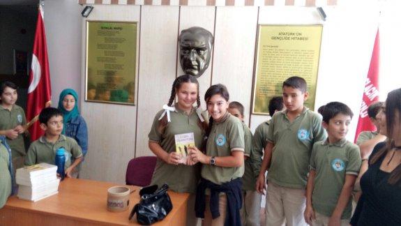 Müdürlüğümüzce yürütülmekte olan Genç Kalemler Projesi kapsamında Milas ilçesi Kıyıkışlacık 7. sınıf öğrencisi Dilara Naz Çokçetin okulunda imza günü düzenledi.